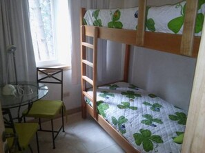 5 bedrooms, iron/ironing board, WiFi, bed sheets