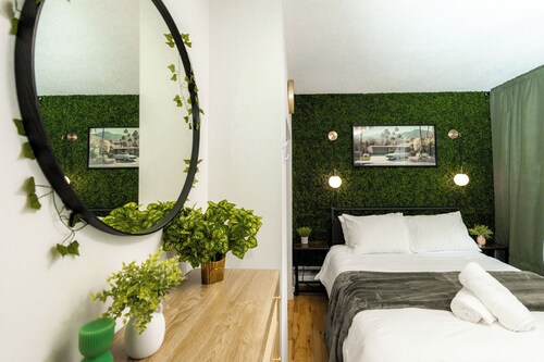 Quiet & Walkable - Stampede, BMO, Nightlife & Eats! Green Theme!