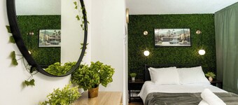 Quiet & Walkable - Stampede, BMO, Nightlife & Eats! Green Theme!