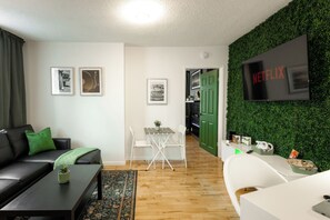 Smart TV - Quiet & Walkable - Stampede, BMO, Nightlife & Eats! Green Theme! (Calgary)