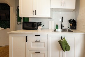 Private kitchen - Quiet & Walkable - Stampede, BMO, Nightlife & Eats! Green Theme! (Calgary)
