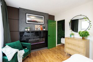 Interior - Quiet & Walkable - Stampede, BMO, Nightlife & Eats! Green Theme! (Calgary)