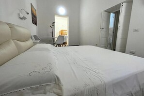 Quadruple Room | Laptop workspace, iron/ironing board, free WiFi, bed sheets - B&B Dimora Orrù (Cabras)