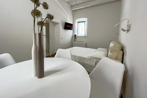Quadruple Room | Laptop workspace, iron/ironing board, free WiFi, bed sheets - B&B Dimora Orrù (Cabras)