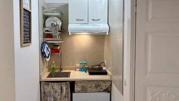 Firemannsrom | Eget kjøkken | Fryser og papirhåndklær