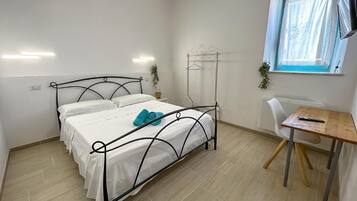 Une chambre à coucher avec un lit, un bureau et une fenêtre.