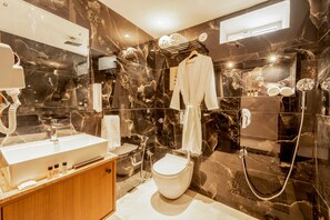 Secador de cabelo, toalhas de banho, sabonete, shampoo