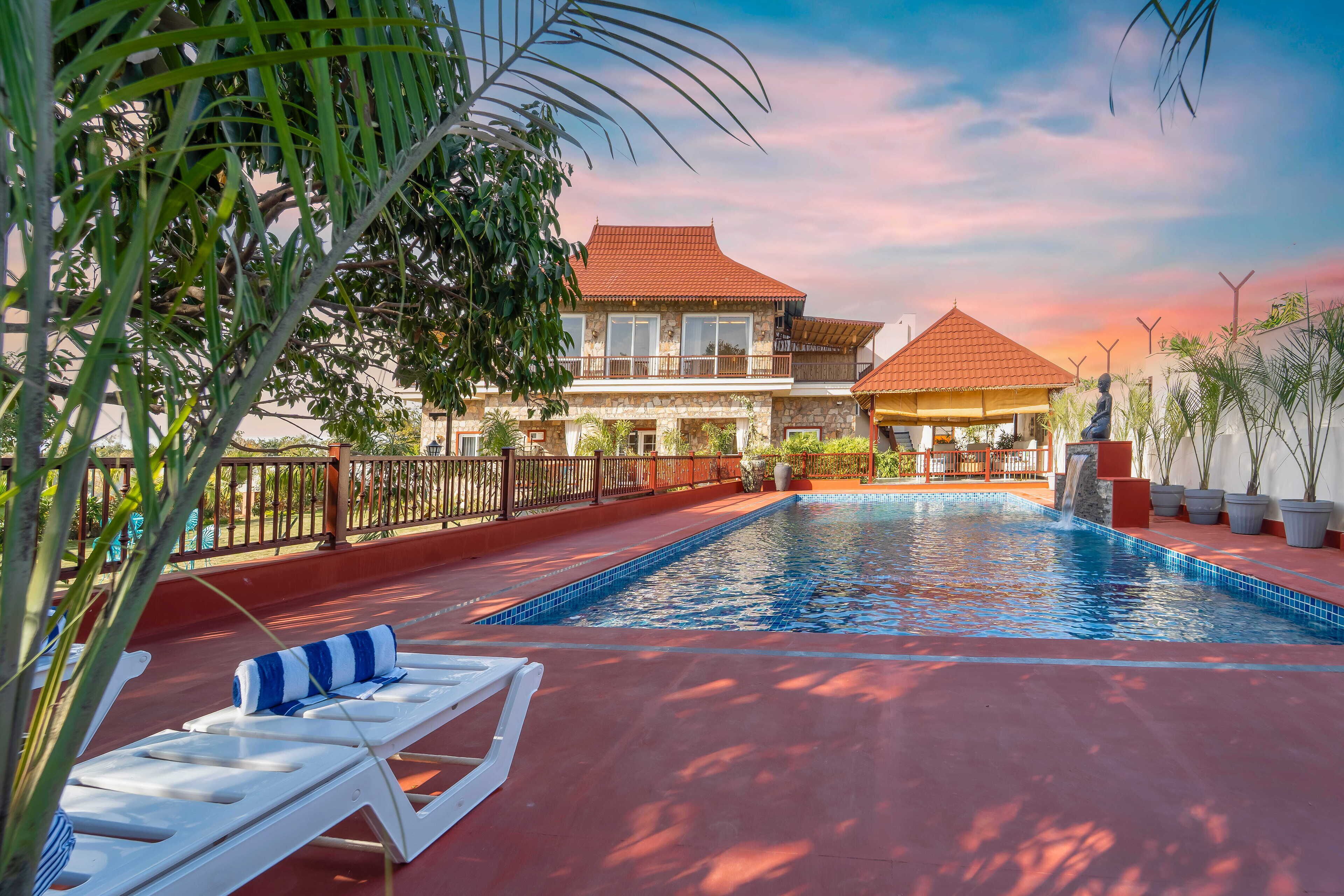 Una piscina al aire libre