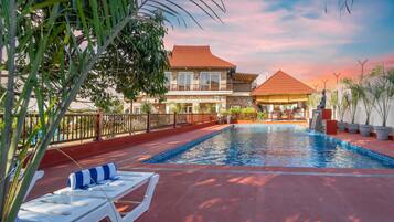 Una piscina al aire libre