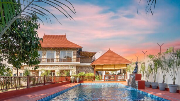 A two-story building with a swimming pool in front. - Geeta Bagh - Luxury Private Pool Villa In Pushkar (Riyanbaddi)