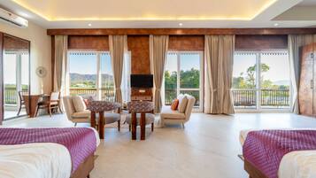 Suite Keluarga, balkon, pemandangan bukit | Seprai katun Mesir, seprai premium, dan selimut bulu angsa