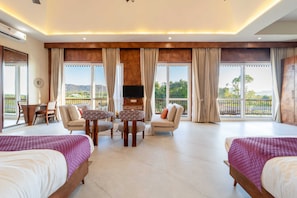 Suíte família, sacada, vista para a colina | Wi-Fi de cortesia