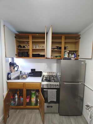 Jääkaappi, mikroaaltouuni, uuni, liesi