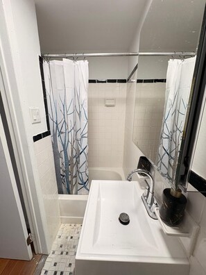 Hair dryer, towels - NY-11-6 Cozy 1BR 1BATH In East Village (New York)