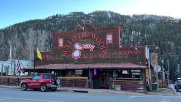 A wooden building with a sign reading "BULLSHEADS" and "Drinks" indicating a bar or restaurant.
