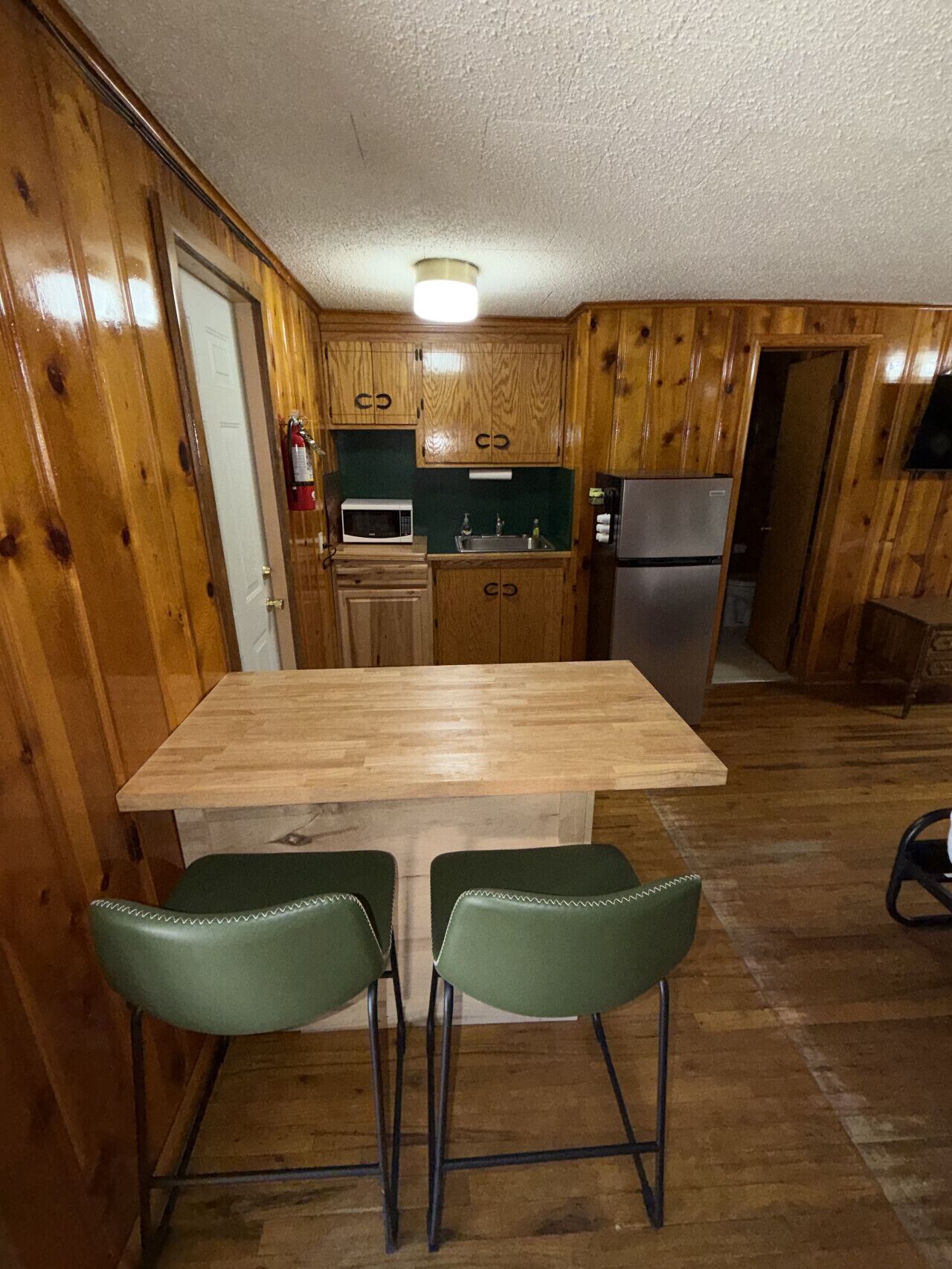 Kjøleskap, mikrobølgeovn, kokeplater og kjøkkenutstyr