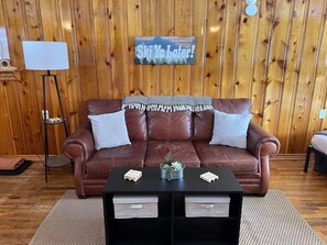 Living area - Room 7 at Bellamy's Haus (Red River)