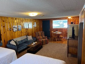 Living area - Room 10 at Bellamy's (Red River)