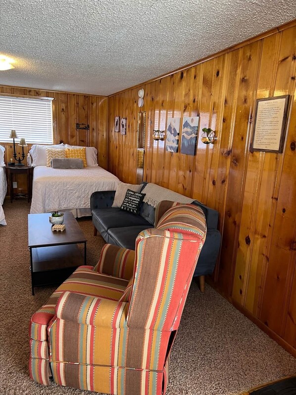 1 bedroom, WiFi, bed sheets - Room 10 at Bellamy's (Red River)