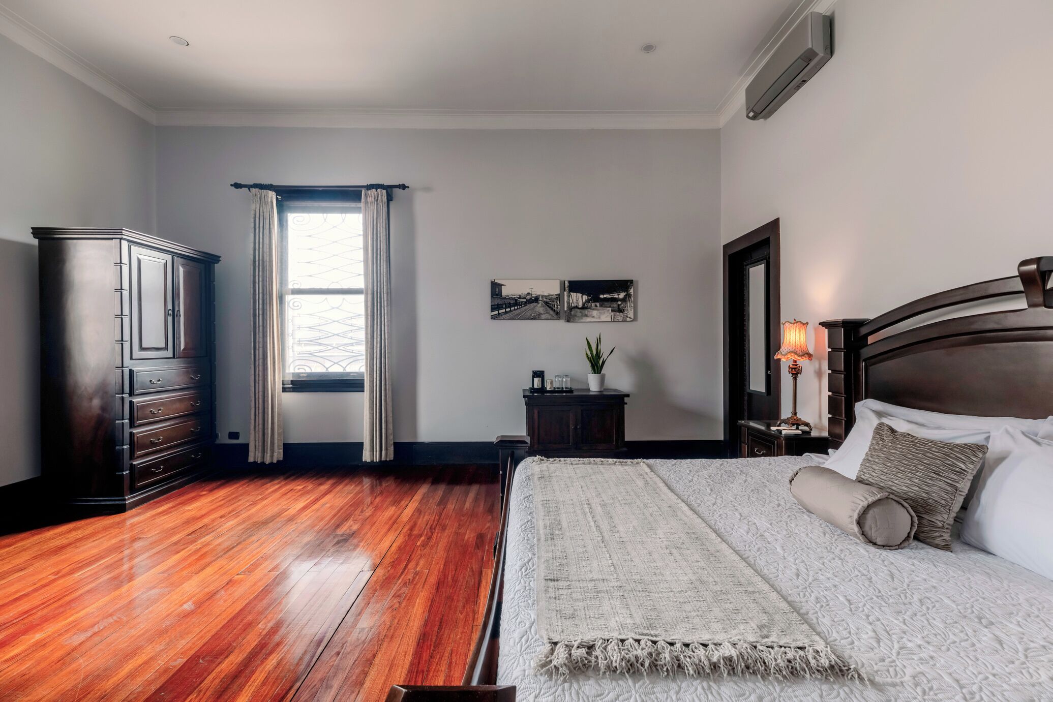 Casa Deluxe, vistas a la ciudad | Caja fuerte, escritorio, espacio para trabajar con un portátil