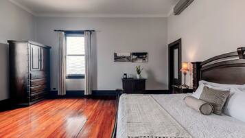 Casa Deluxe, vistas a la ciudad | Caja fuerte, escritorio, espacio para trabajar con un portátil