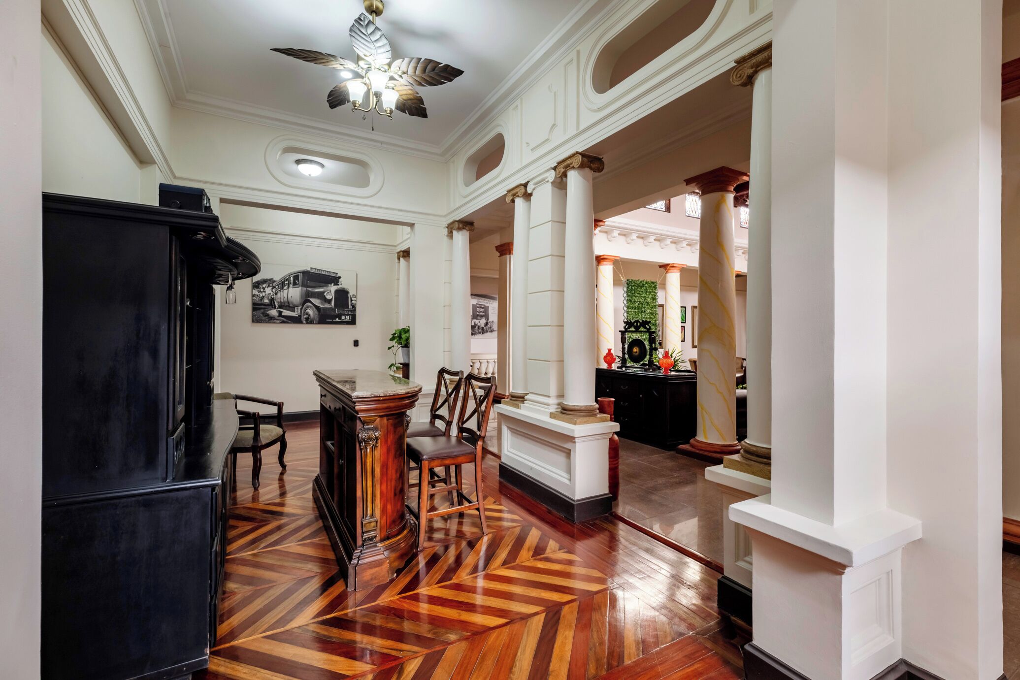 Deluxe House, City View | Interior