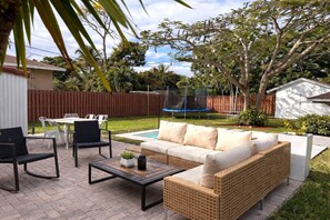 Outdoor dining - Cozy Family Retreat Pool/BBQ/Trampoline/Ping Pong (Dania Beach)