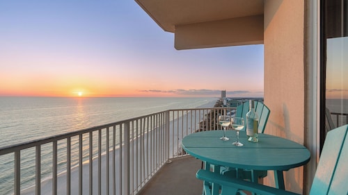 Tidewater Horizon by Avantstay Beachfront Condo + Indoor Pool + Spa Amenities + Movie Theater + Near Pier Park