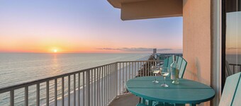 Tidewater Horizon by Avantstay Beachfront Condo + Indoor Pool + Spa Amenities + Movie Theater + Near Pier Park