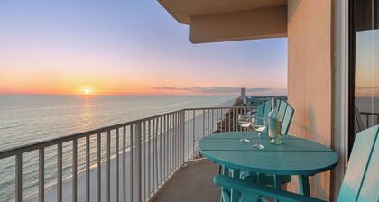 Tidewater Horizon by Avantstay Beachfront Condo + Indoor Pool + Spa Amenities + Movie Theater + Near Pier Park