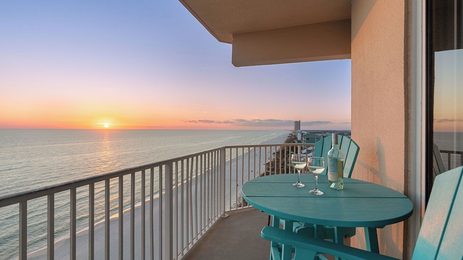 Tidewater Horizon by Avantstay Beachfront Condo + Indoor Pool + Spa Amenities + Movie Theater + Near Pier Park
