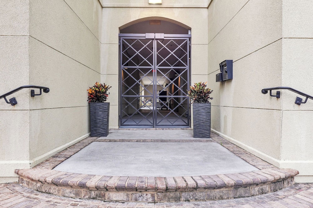 2 Units w/ Free Parking Walkable Historic District The Juliette by Avantstay