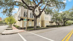 House (4 Bedrooms) | Interior - 2 Units w/ Free Parking Walkable Historic District The Juliette by Avantstay (Savannah)