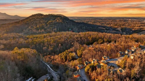 Grand Getaway Cabin by Avantstay A-frame Retreat + Hot Tub + Pool Access, Game Room Mins to Dollywood