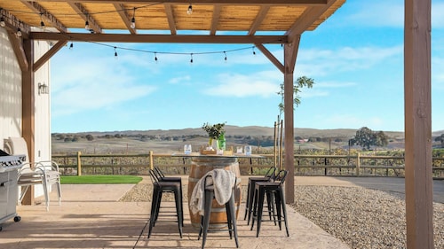 Sip and Stay at Vahali Vineyards by Avantstay Modern Wine Country Duo + Outdoor Dining + Vineyard Views