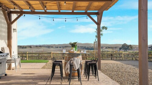 Sip and Stay at Vahali Vineyards by Avantstay Modern Wine Country Duo + Outdoor Dining + Vineyard Views