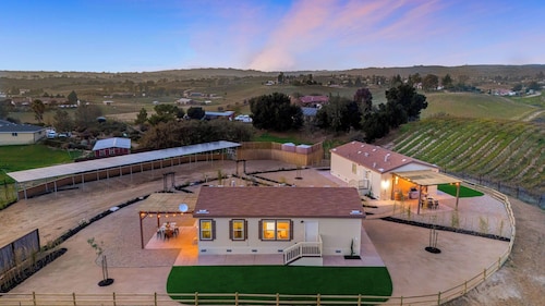 Sip and Stay at Vahali Vineyards by Avantstay Modern Wine Country Duo + Outdoor Dining + Vineyard Views