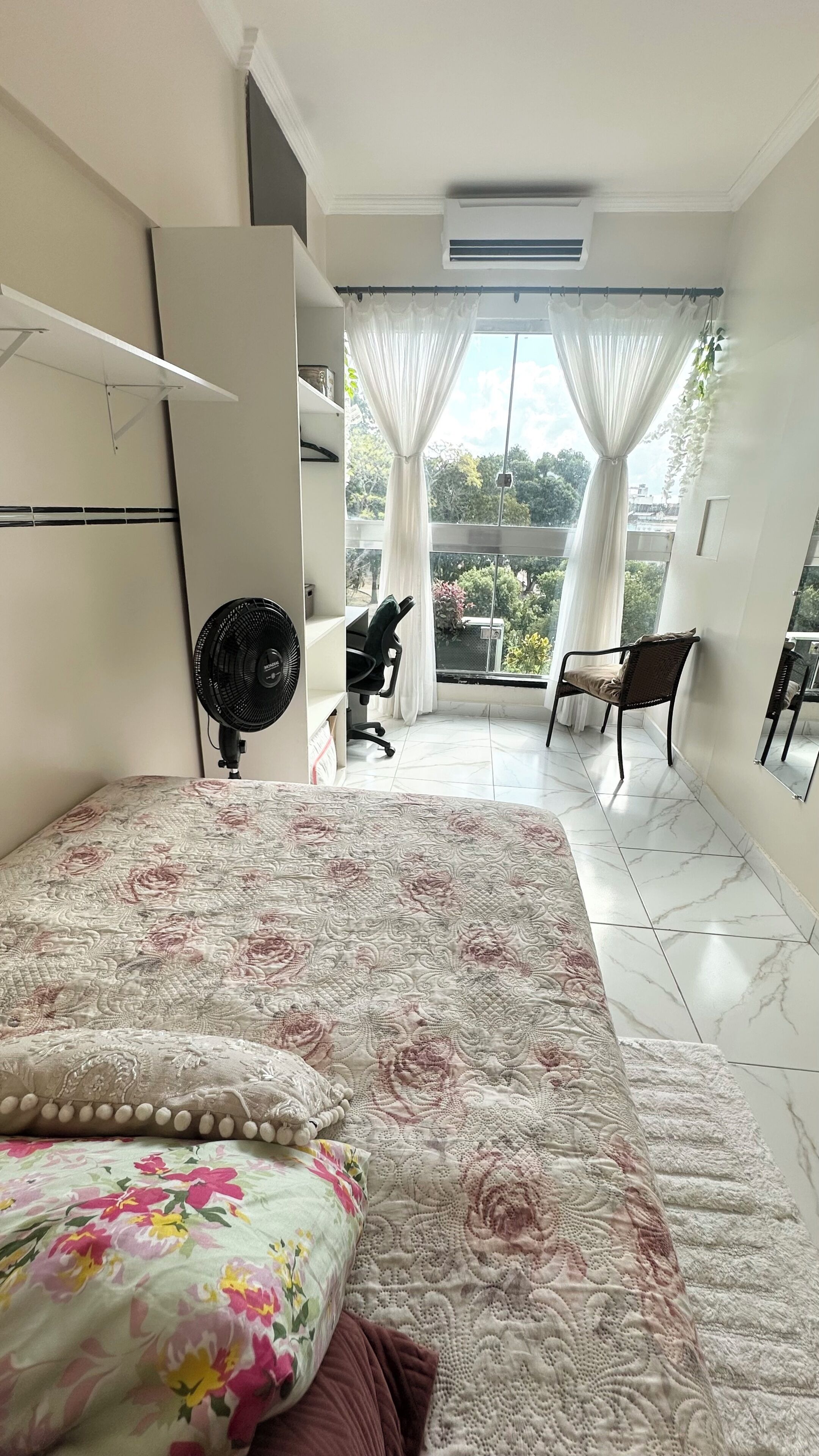 2 quartos, escrivaninha, ferros/tábuas de passar roupa