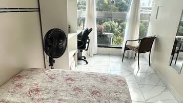 2 quartos, escrivaninha, ferros/tábuas de passar roupa