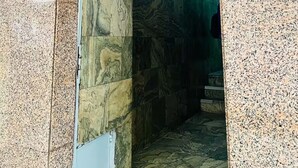 L'ingresso di un edificio con un cartello che riporta la scritta 'EDIFICIO LOBRAS'.