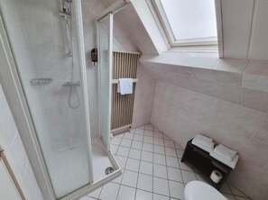 Haartrockner, Handtücher, Seife, Shampoo