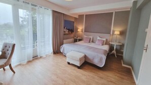 ห้องดีลักซ์ดับเบิล, เตียงคิงไซส์ 1 เตียง, ระเบียง, วิวภูเขา | เตารีด/โต๊ะรีด ผ้า