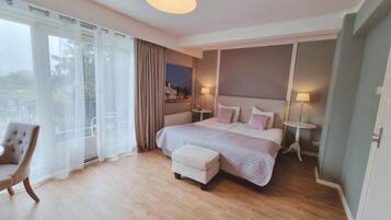 Deluxe-Doppelzimmer, 1 King-Bett, eigenes Bad, Hügelblick | Bügeleisen/Bügelbrett