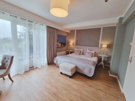 Quarto casal luxo, 1 cama King, sacada, vista para a colina | Ferros/tábuas de passar roupa