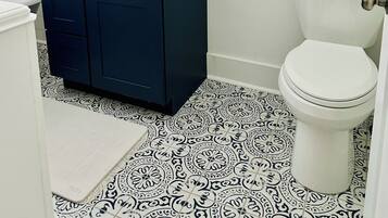 Séchoir à cheveux, serviettes fournies, savon, shampooing