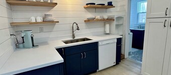 New Listing: perfect location, Sunshine Cottage,  a cute little gem in Lakeside!