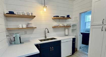 New Listing: perfect location, Sunshine Cottage, a cute little gem in Lakeside!