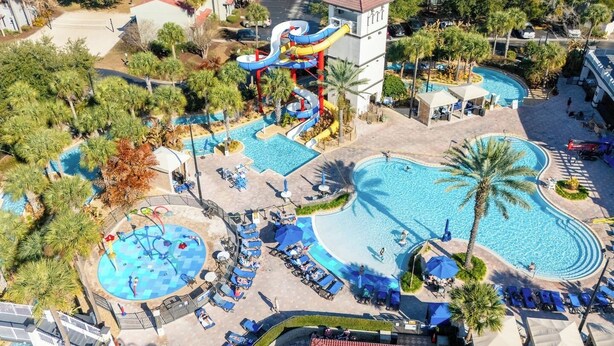 Een resort met meerdere zwembaden, een waterpark en ontspanningsruimtes.