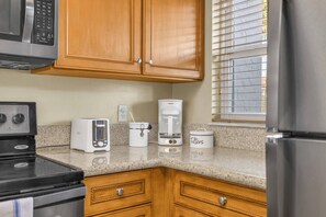 Fridge, microwave, oven, stovetop - Shiny Legendary Family Resort 8 miles to Disney (Kissimmee)