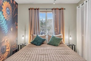 Travel cot, free WiFi, bed sheets - K-Pop Idol Palace | Disney, River & Slides (Kissimmee)